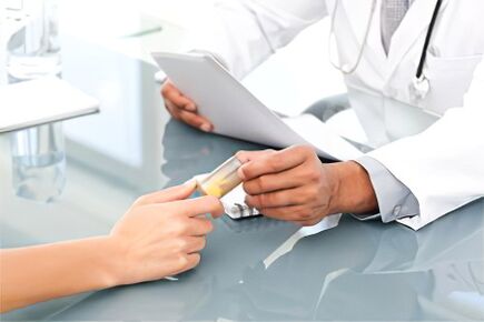 prescripción de un medicamento antiparasitario por parte de un especialista