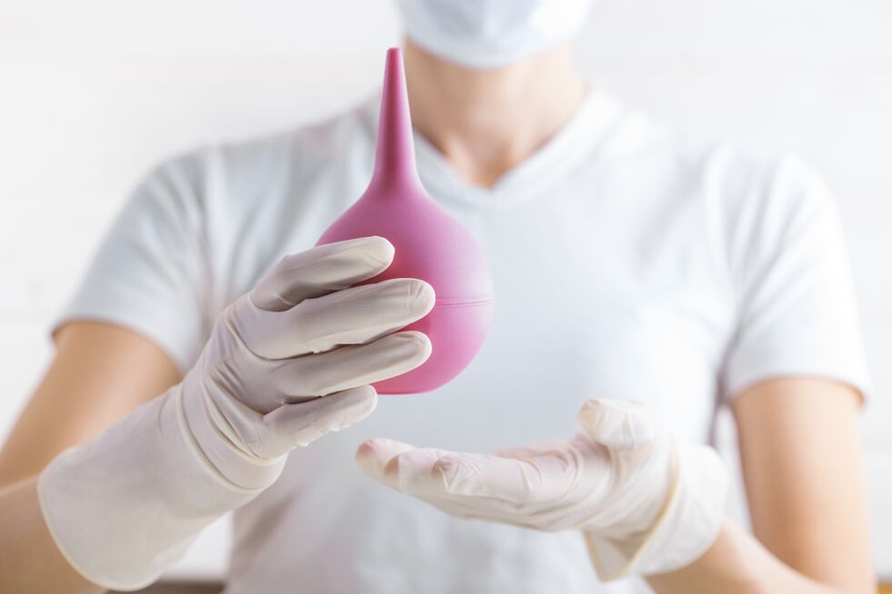 Un enema es la mejor manera de limpiar los intestinos de parásitos.