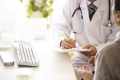 visitar a un médico para tratar parásitos en el cuerpo